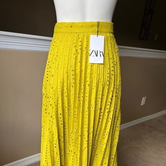 EMBROIDERED PLEATED SKIRT - Picture 2 of 5